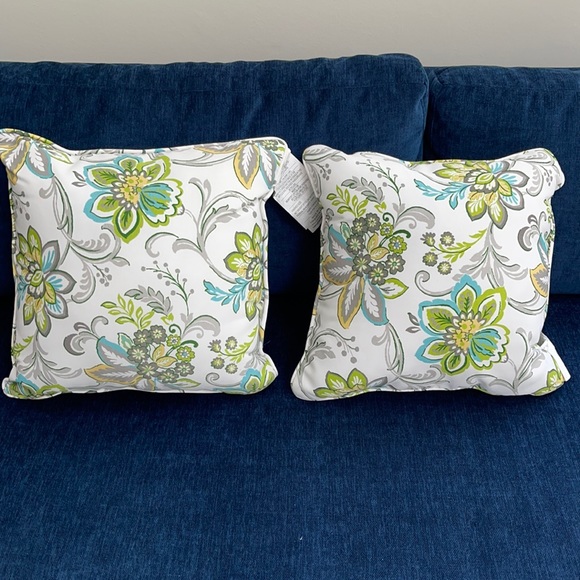 NWOT Set of outdoor pillows - Picture 1 of 2